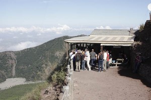 Un momento della visita al cono del Vesuvio FP